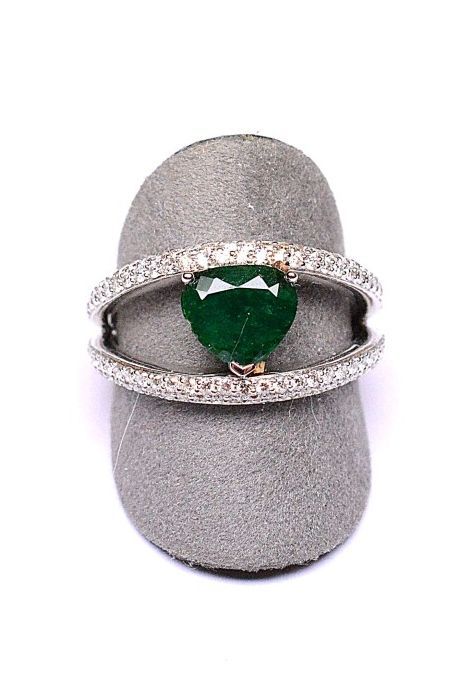 Null 原创双戒，镶嵌122颗钻石，重约1.20克拉，质量为G/VS，交织着一颗梨形哥伦比亚祖母绿，颜色美丽，重约1.10克拉。

重量：6,40克