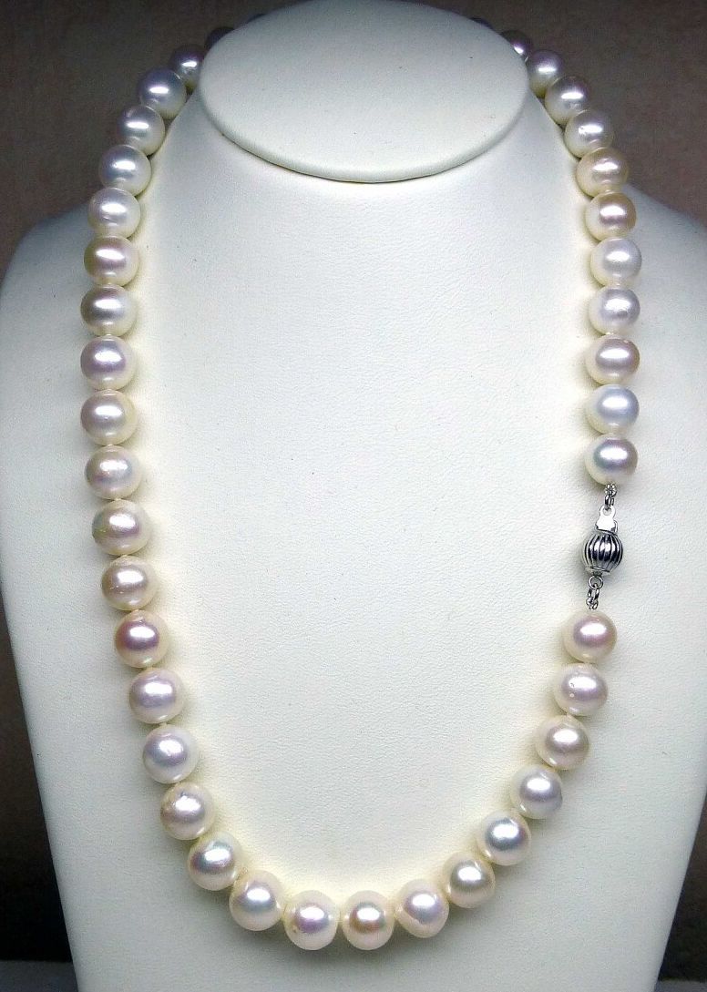 Null Nice and important necklace of natural cultured pearls. Silver clasp (knots&hellip;