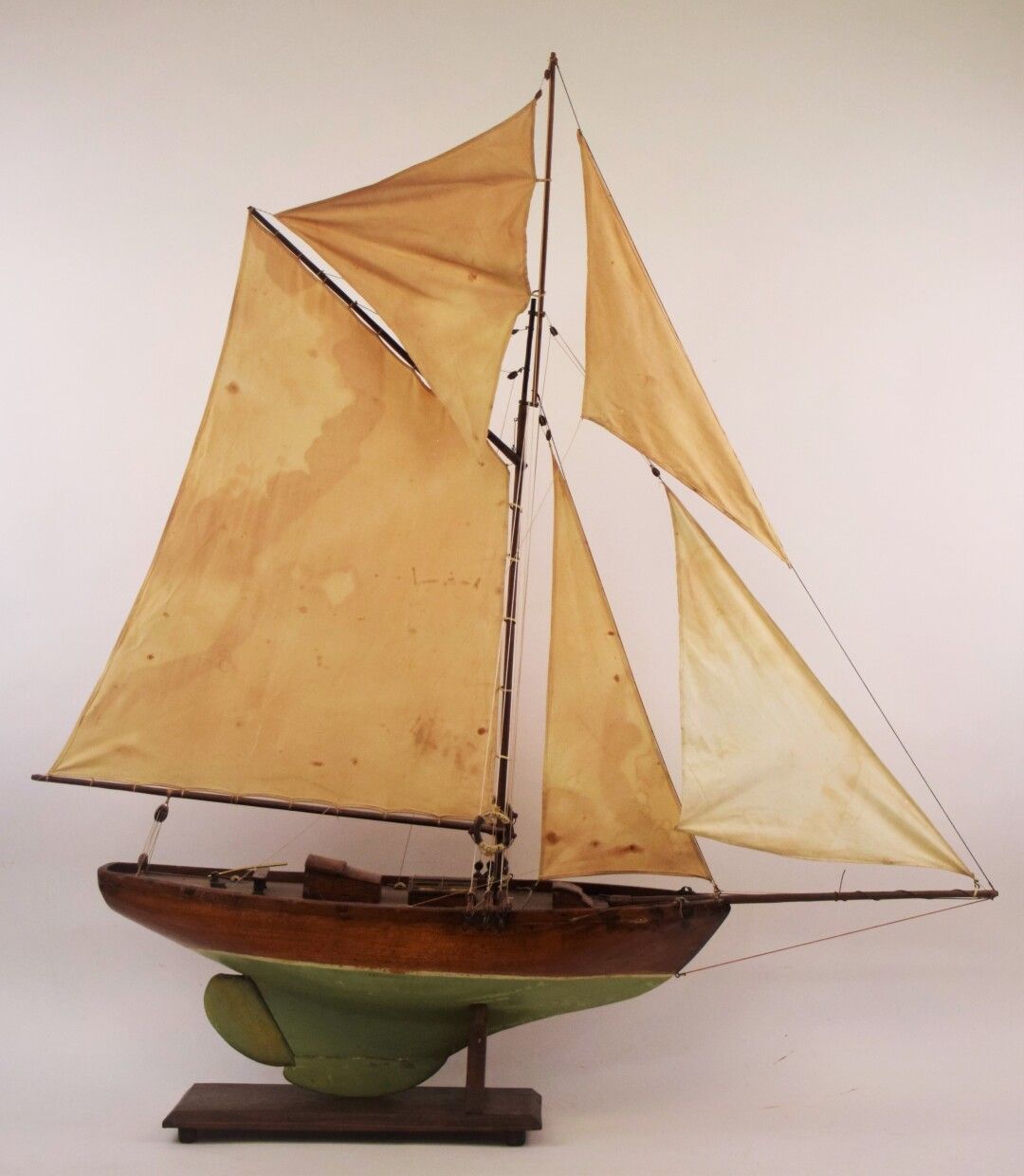 Null Grande modello di vela in legno con sartiame

Altezza: -Lunghezza: