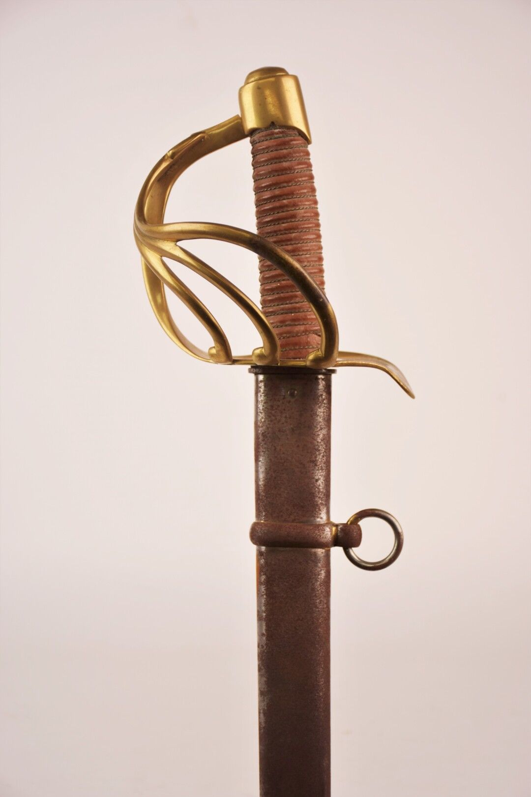 Null 重型骑兵马刀，型号为XIII，直刀，侧面是空心的，背面是平的，刻有Manuf Imp du Klingenthal，1813年10月。三棱形黄铜刀柄，&hellip;