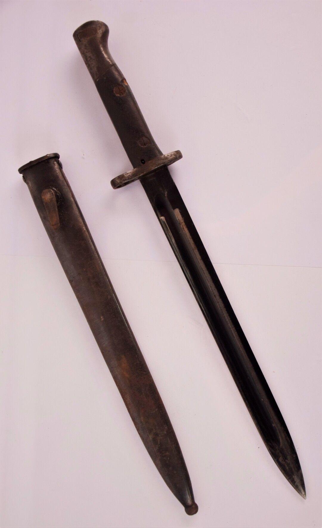 Null 德国毛瑟98K刺刀，木柄，带刀鞘（氧化，磨损）。

总长度：42.5厘米