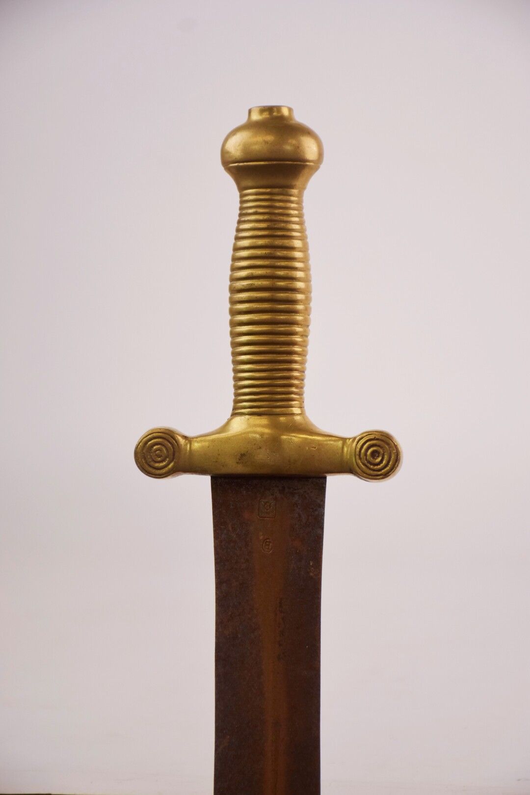 Null 国民警卫队或消防员的剑，以1831年的步兵剑为模型，青铜手柄，双刃直刀（氧化，磨损），带刀鞘

19世纪时期

总长度：62.5厘米