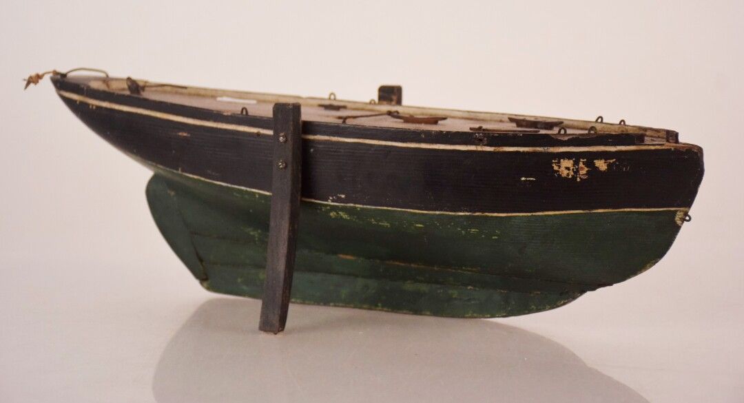 Null 
喷漆的木船船体 




19世纪末的乡土作品 




高度 : 12 cm - 长度 : 43 cm