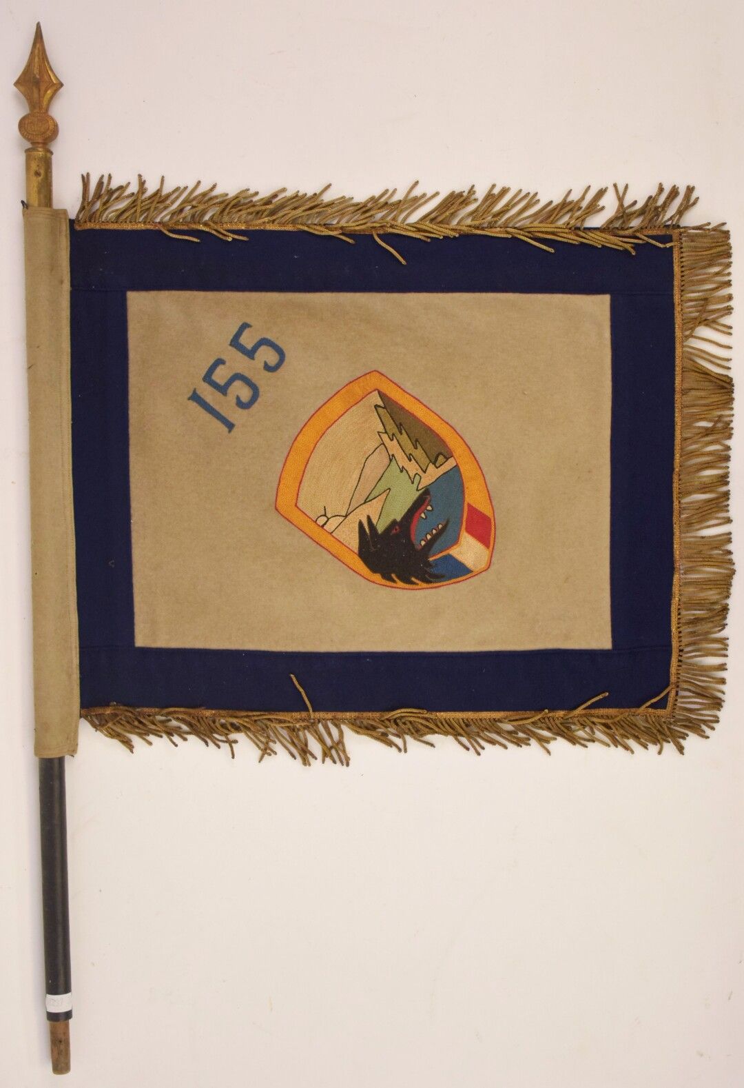 Null 缪斯团的长方形两面流苏旗帜，白布镶蓝边。正面有团徽。反面绣有 "Régiment de la Meuse 1ère Compagnie"（磨损，污渍，&hellip;