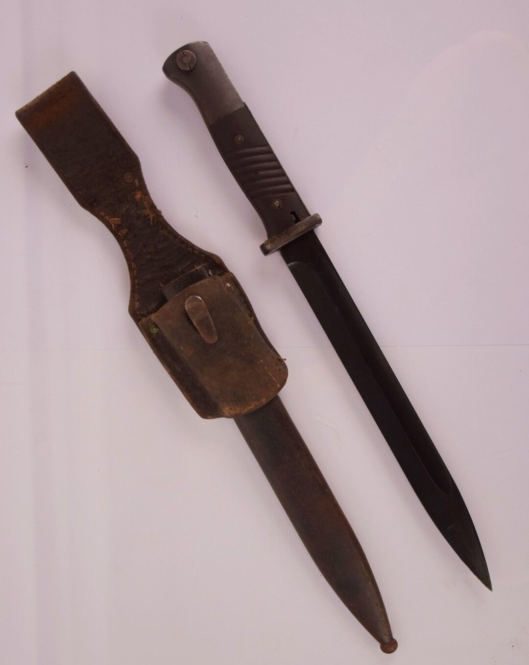 Null 毛瑟98k刺刀，木柄和皮制刀鞘（刀身无编号，磨损，氧化）。

总长度：40.5厘米