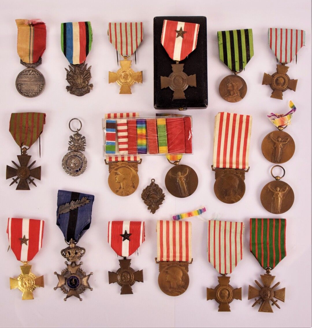 Null [MILITARIA]

Réunion d'environ 19 médailles dont: 

- Médaille commémorativ&hellip;