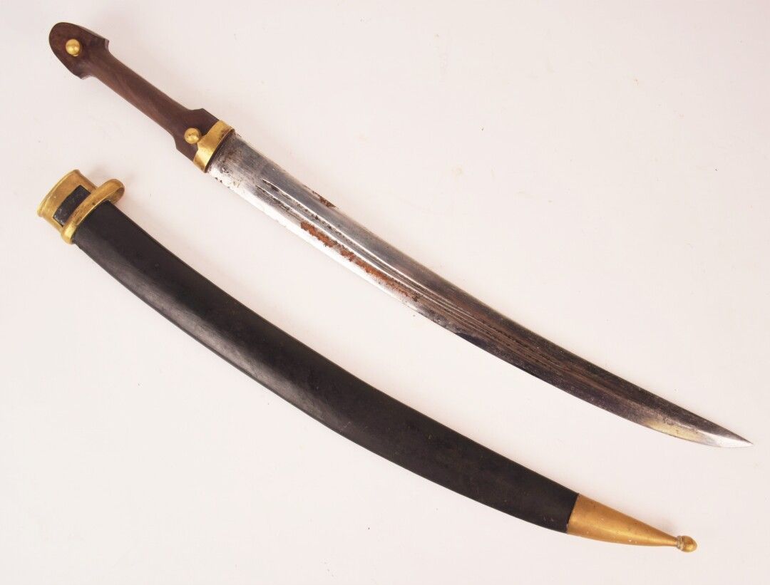 Null 俄罗斯炮兵匕首 "BEBOUT "的复制品，型号为1908年，钢制刀刃，有双槽。191年（？），邮票 "A"，上面有一个皇冠。木质和铜质手柄。

黑色&hellip;