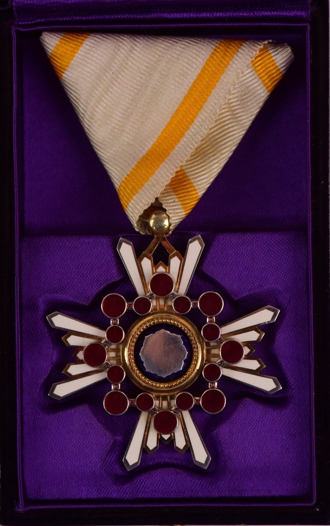 Null 日本

银质和镀金的圣宝骑士团十字架，其缎带上有印度墨水的书法铭文。

装在一个黑色的漆盒里，有紫色的丝绸衬里。

毛重：27.9克