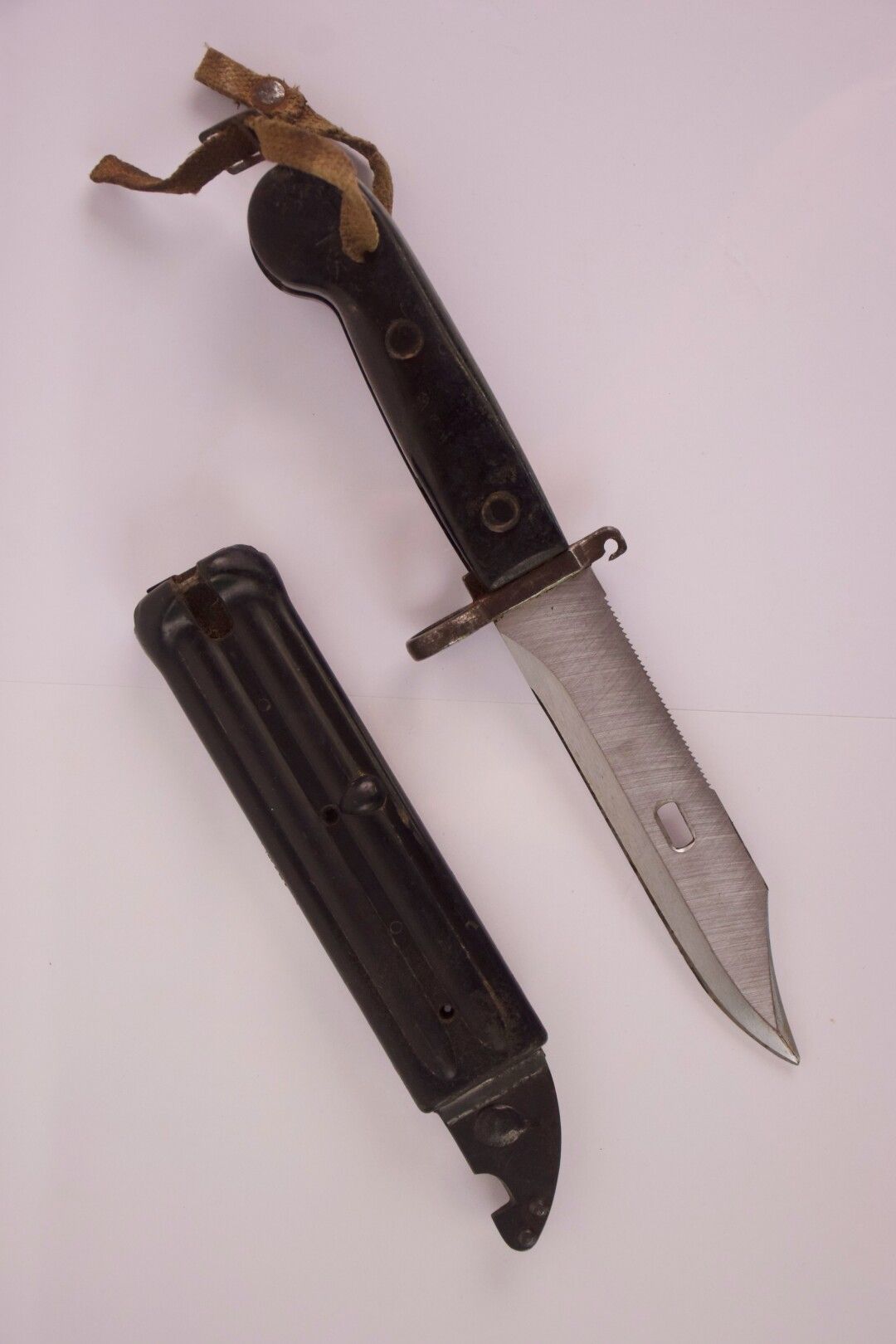 Null AK47的刺刀。黑色电木手柄，单刃全刀和锯齿。鞘可以作为刺绳剪刀使用。

总长度：27.5厘米