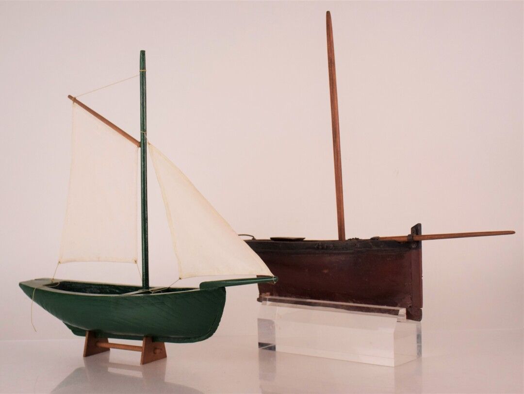 Null 酒红色和黑色的木质帆船模型与桅杆的重合（缺少索具，呈现在有机玻璃底座上），一艘绿色漆木的帆船。

长度： 48.5 cm
