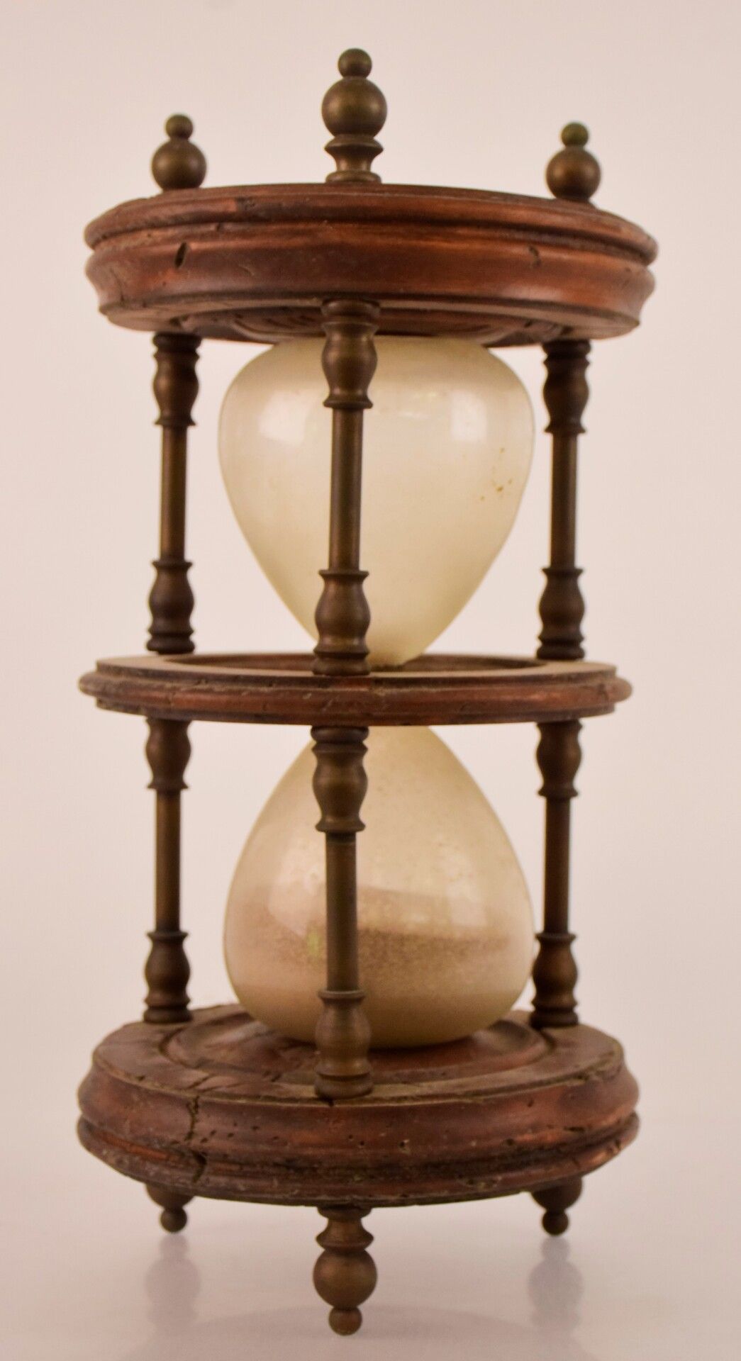 Null Large hourglass in wood, brass and glass.

Height: 40 cm - Diameter: 20 cm