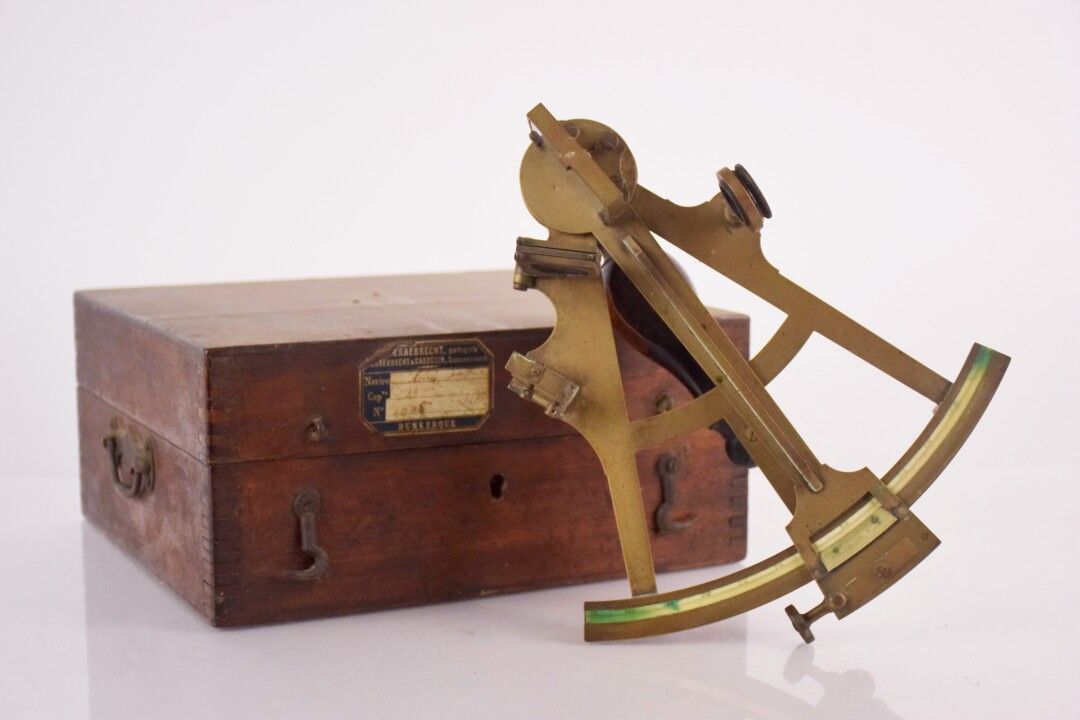 Null 桃花心木箱中的青铜八音琴，带红木手柄

象牙上的肢体渐变，缺少一个镜片。

开口边缘的旧标签上有船名和船长+编号，并提到DUNKERQUE（墨水书写，&hellip;