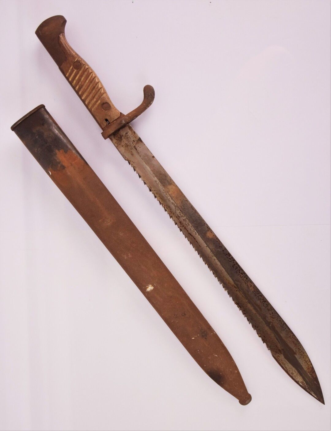 Null 德国1898/05型刺刀，锯齿状刀刃。铁片的刀鞘。

(氧化、磨损)

刀片的长度：37厘米
