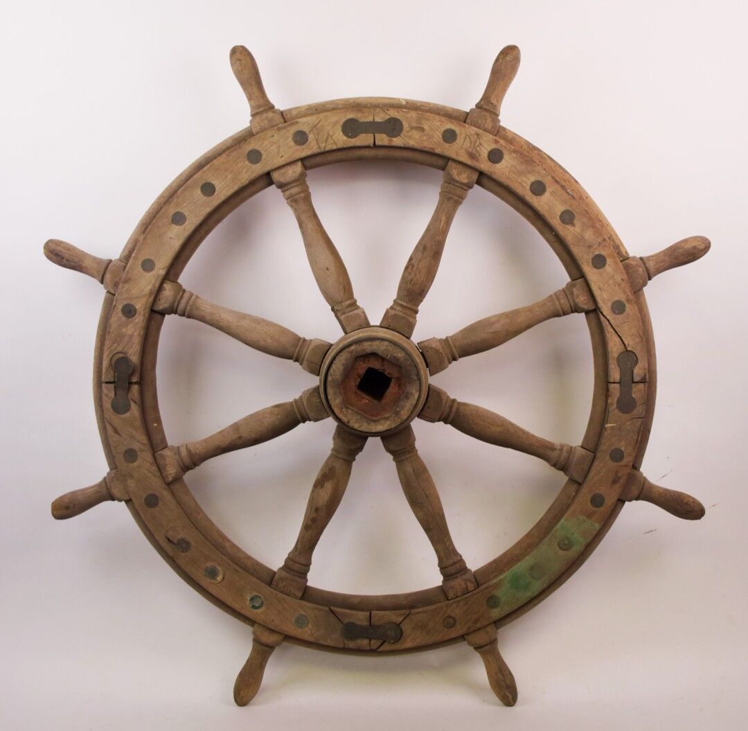 Null 古老的木制和车制条形轮，有八个曲柄针和黄铜加固元件。

它镌刻着弗洛伦斯和马乔里的名字。

(磨损、虫洞、黄铜元件缺失和小事故)

直径：120厘米