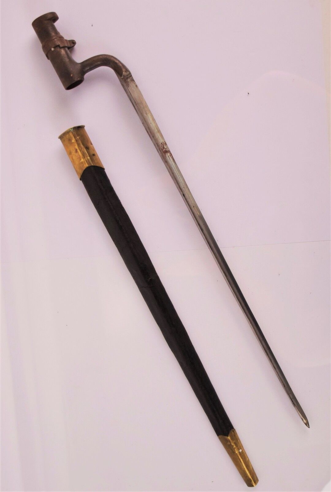 Null 插接式刺刀，带有黄铜装饰的黑色皮革刀鞘（磨损、氧化和刀鞘有待修订）。

总长度：52厘米