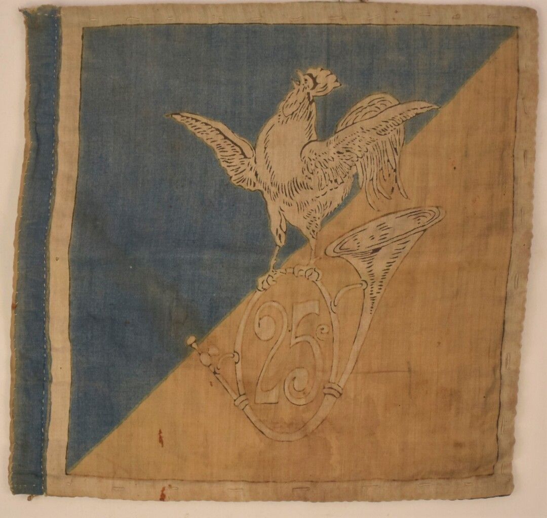 Null 类似的蓝色和红色的双面方形旗帜，25号斗士印花布，上面有喇叭和公鸡的图案（颜色已经褪色）。

21 x 21 cm

专家：布鲁内尔先生（照片上）。