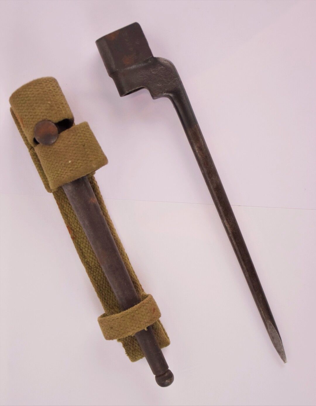 Null Bayoneta inglesa para fusil Lee Enfield N°4 Mark II con vaina (oxidación)