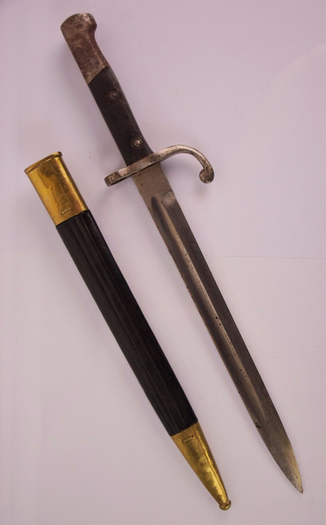 Null 用于毛瑟步枪的1908型刺刀，德国（或巴西），木柄，带刀鞘（磨损和氧化）。

总长度：45厘米