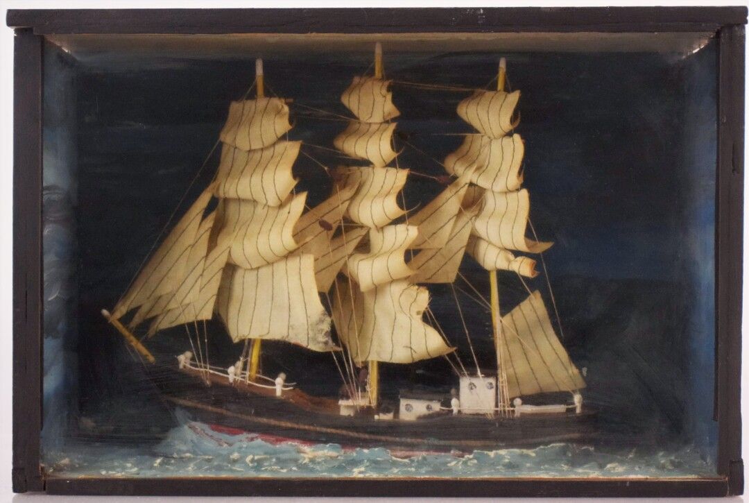 Null Diorama de madera y yeso pintado que muestra un barco de tres palos en mare&hellip;