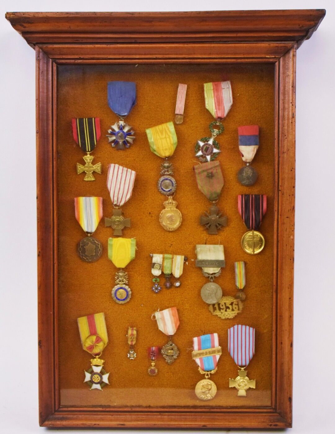 Null [MILITARIA]

装有16枚奖章的框架，包括。

- 1954年抵抗运动志愿战士十字勋章

- 军功章（2枚

- 劳动荣誉勋章（？

- 1&hellip;