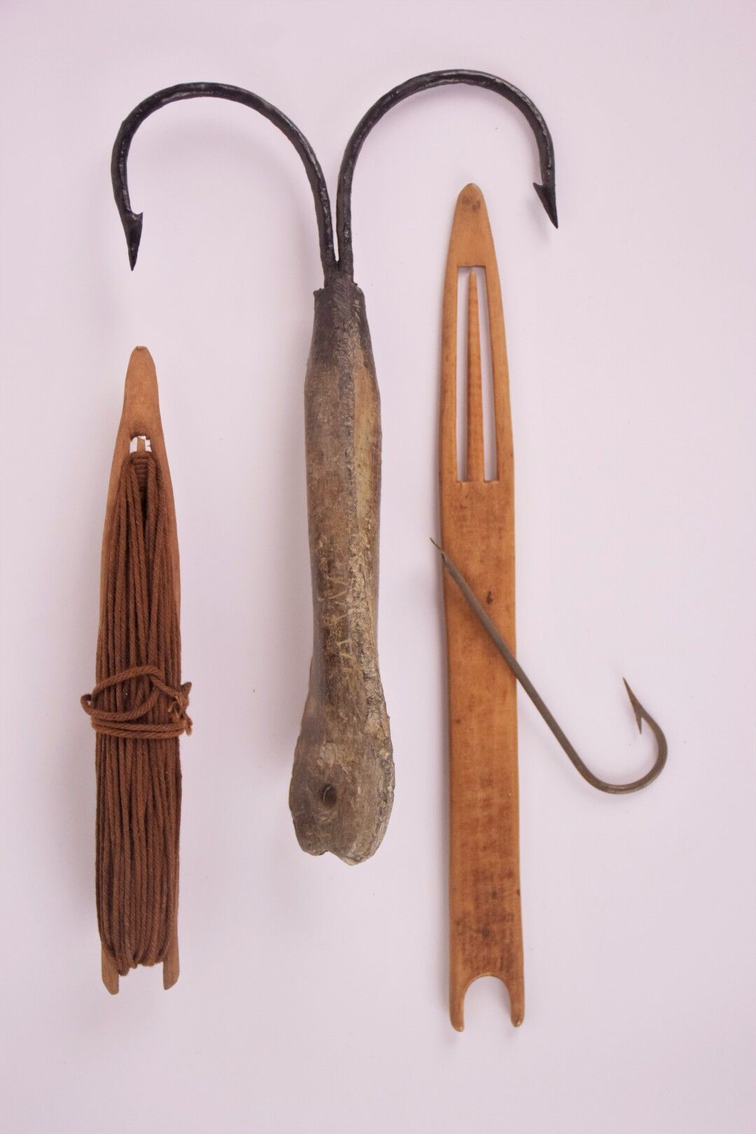 Null Reunion of two wooden net picks (Ht: 19,5 and 26 cm) and an old cod fishing&hellip;