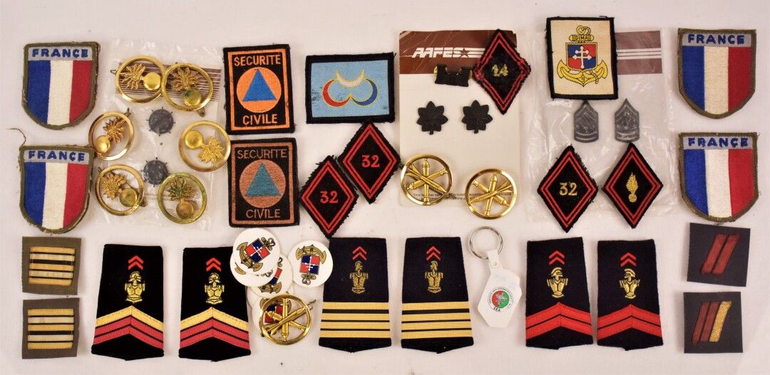 Null [MILITARIA]

Meeting of various badges of beret, epaulettes, collar buttons&hellip;