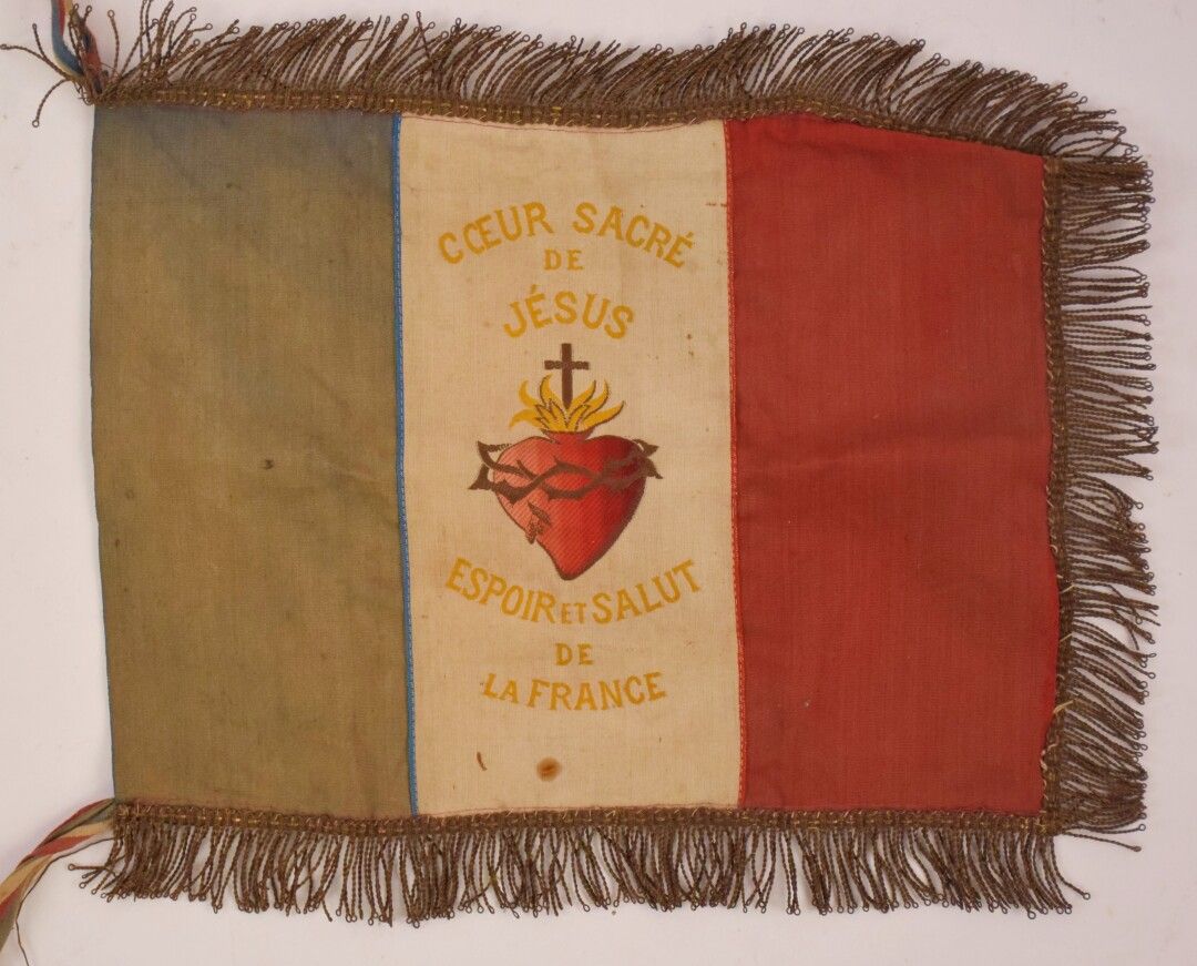 Null Trikolore-Fahne mit beidseitigen Fransen aus Stoff mit gesticktem Herz-Jesu&hellip;