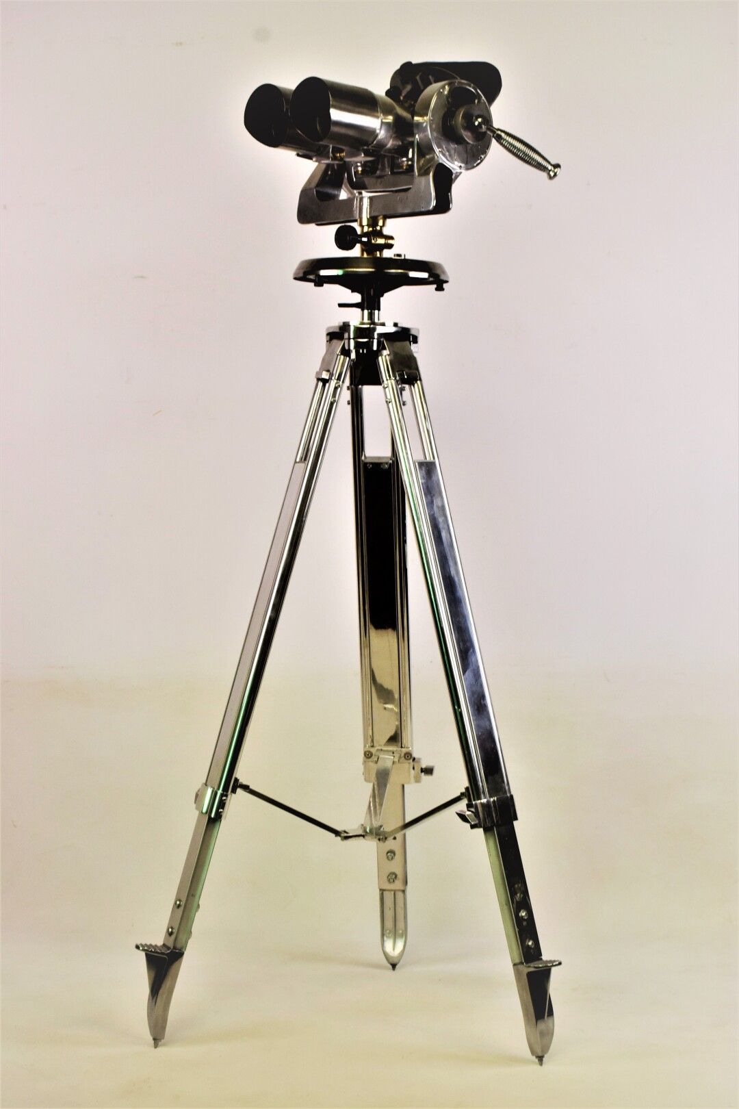 Null 443a

TZK

一对漂亮而大的钢制和铜制双筒望远镜，铝制光学罩，推测为10 x 80

带有R-12092的编号

配有抛光的铝制三脚架

(光&hellip;