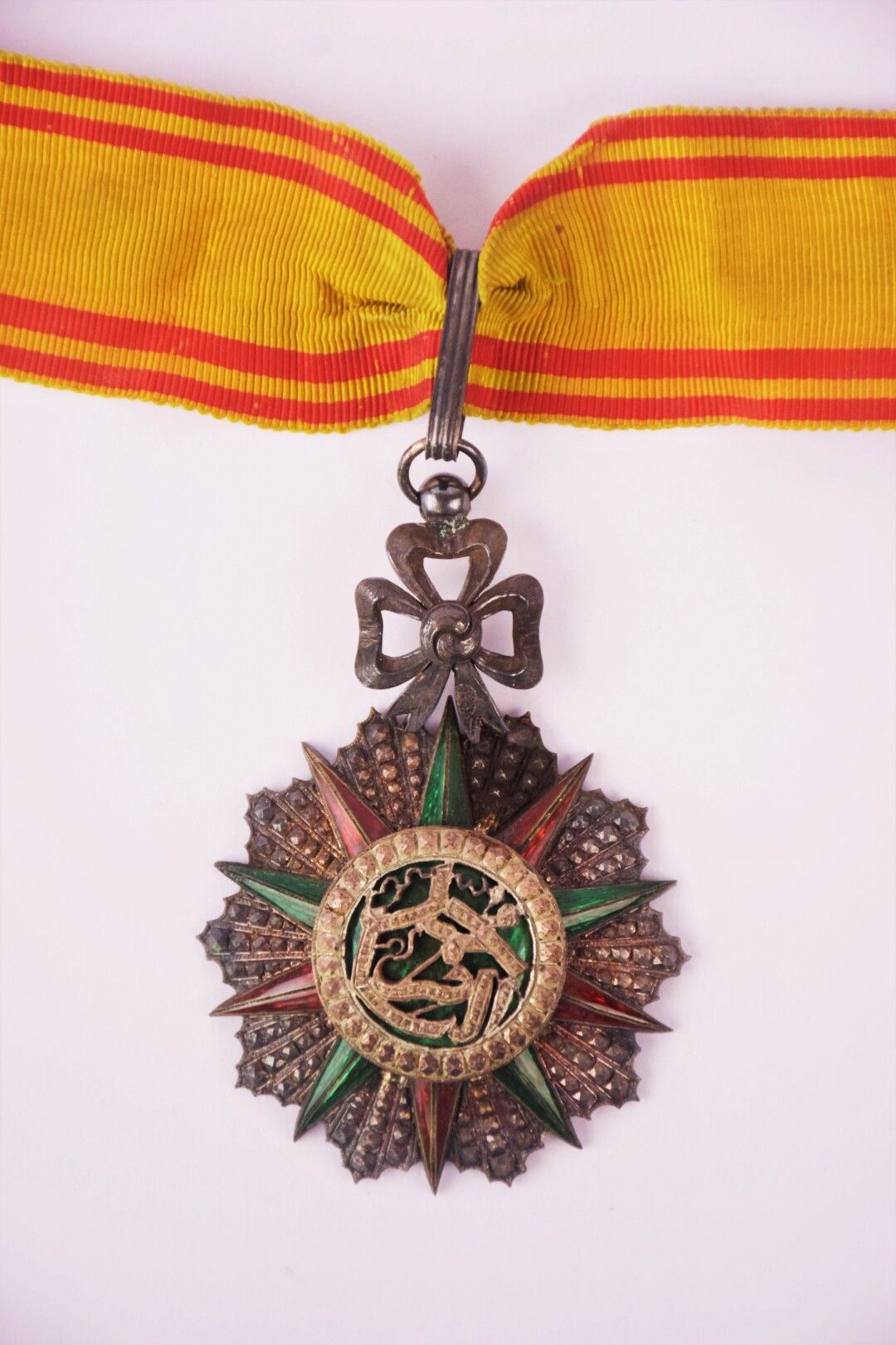 Null [装饰]

突尼斯--穆罕默德-纳赛尔统治时期（1906-1922）--尼堪-伊夫蒂卡尔勋章

珐琅彩银质指挥官之星及其领带。

背面标有LEMAÎT&hellip;