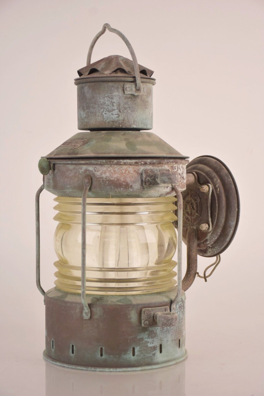 Null 铜灯笼，顶部标有 "ANKERLICHT "字样

(重度氧化)

高度：41厘米 - 宽度：23厘米 - 深度：25厘米
