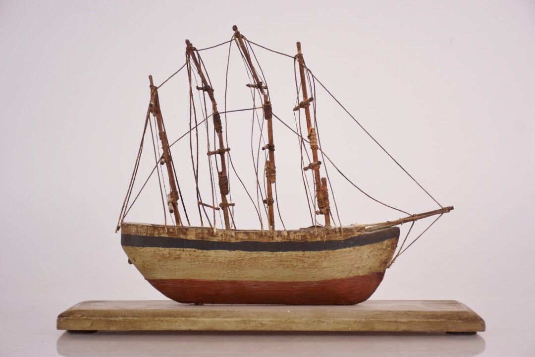 Null Maquette de bateau quatre mâts en bois polychrome, sur socle en bois (accid&hellip;