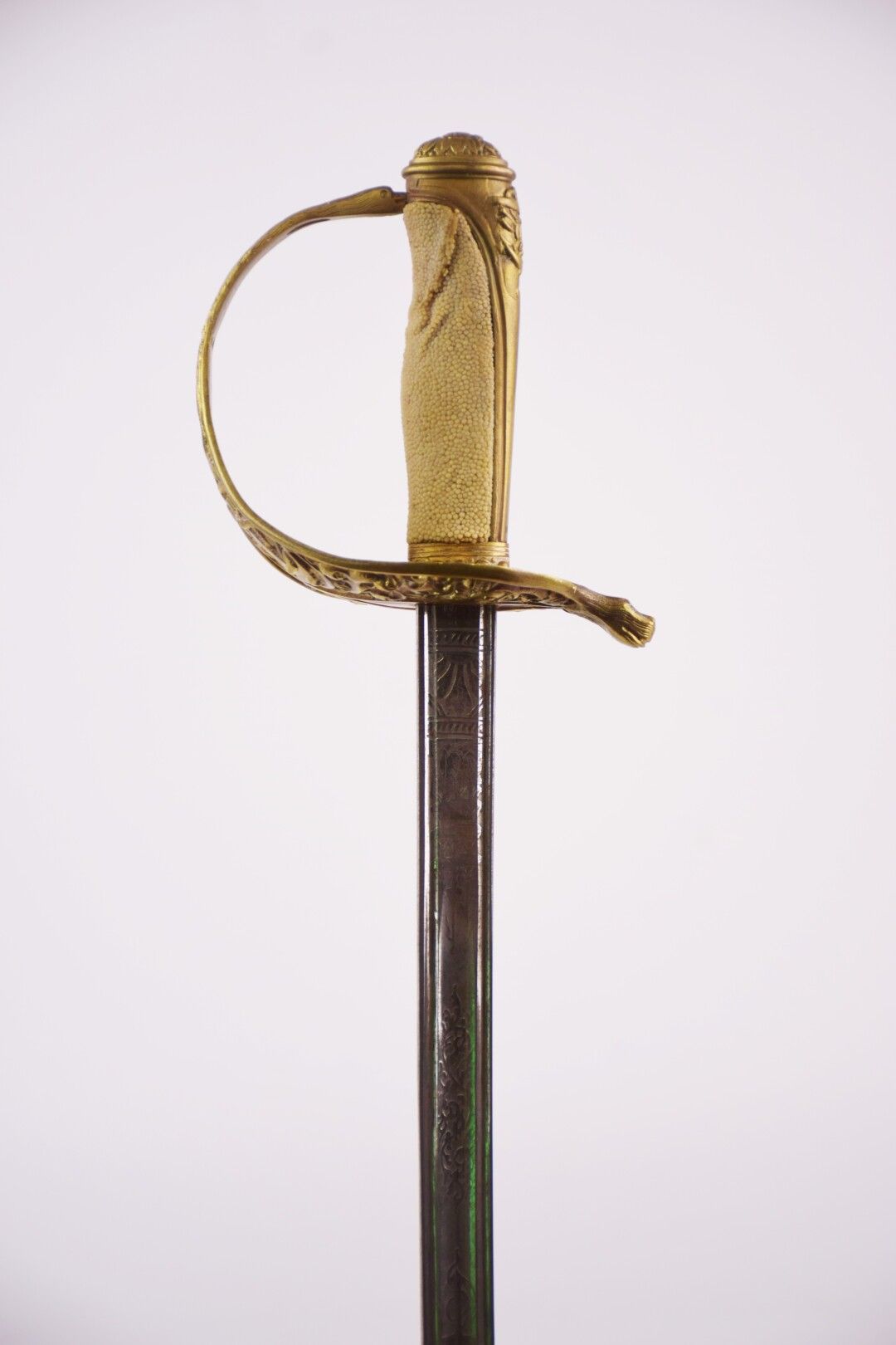 Null 镂空黄铜刀柄，装饰有海洋墨水，燧石刀鞘（据报道），雕刻的弧形刀刃

19世纪时期

刀片的长度：68厘米