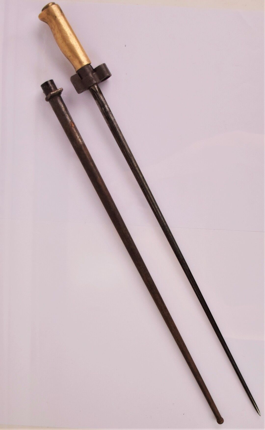 Null 法国刺刀 "Rosalie"，长型号，用于Lebel步枪，镍银手柄，刀鞘与刺刀编号不同（氧化和磨损）。

总长度：65.5厘米