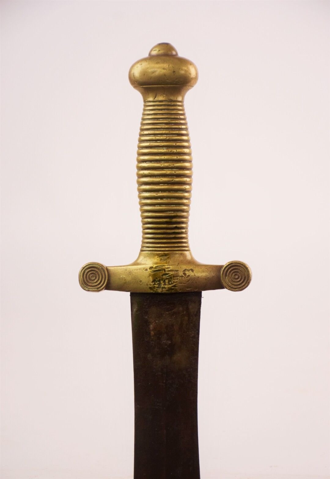 Null 1831年的步兵剑。青铜手柄，冲压，直的两刃刀（打击，氧化的刀片），其刀鞘上有剑的编号

总长度：63.5厘米