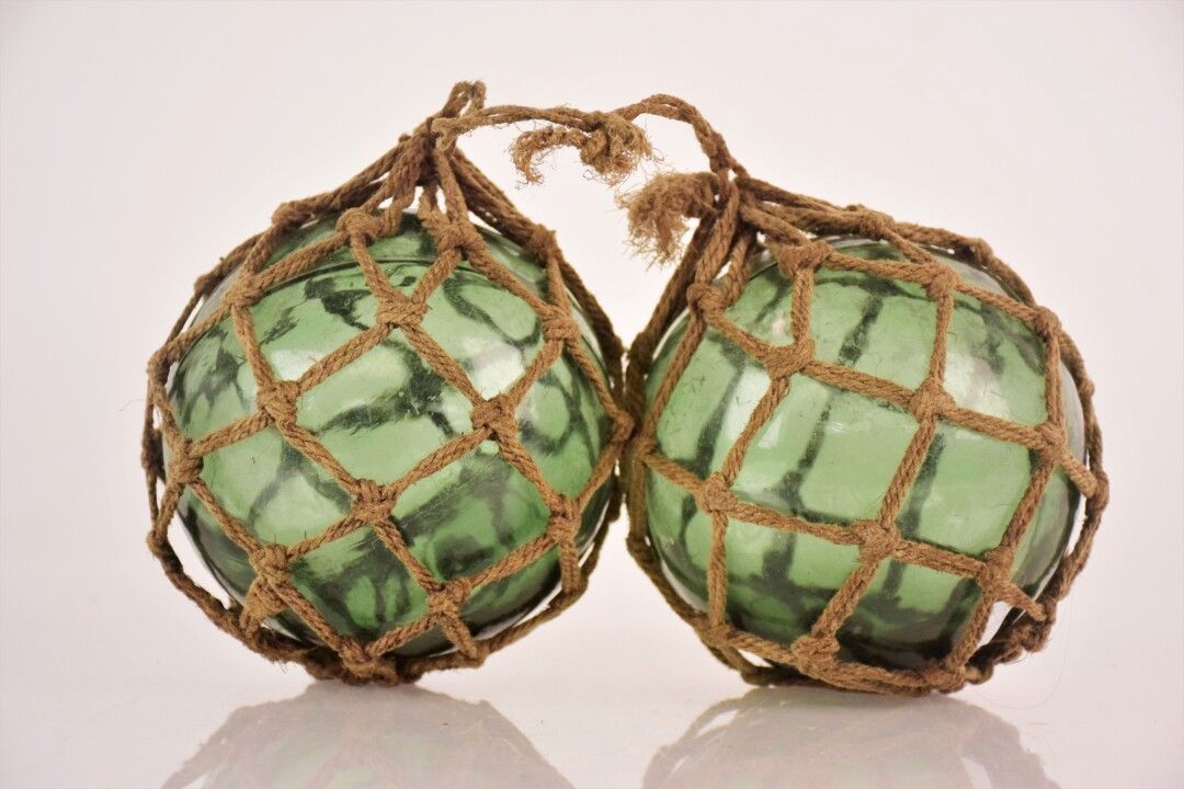 Null Paar grün getönte geblasene Glasschwimmer

Durchmesser : 12 cm