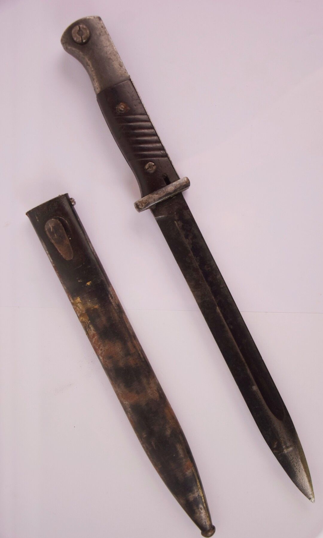 Null 毛瑟98k刺刀，带木柄和刀鞘（磨损、氧化，刀身和刀鞘的编号不同

总长度：40.5厘米