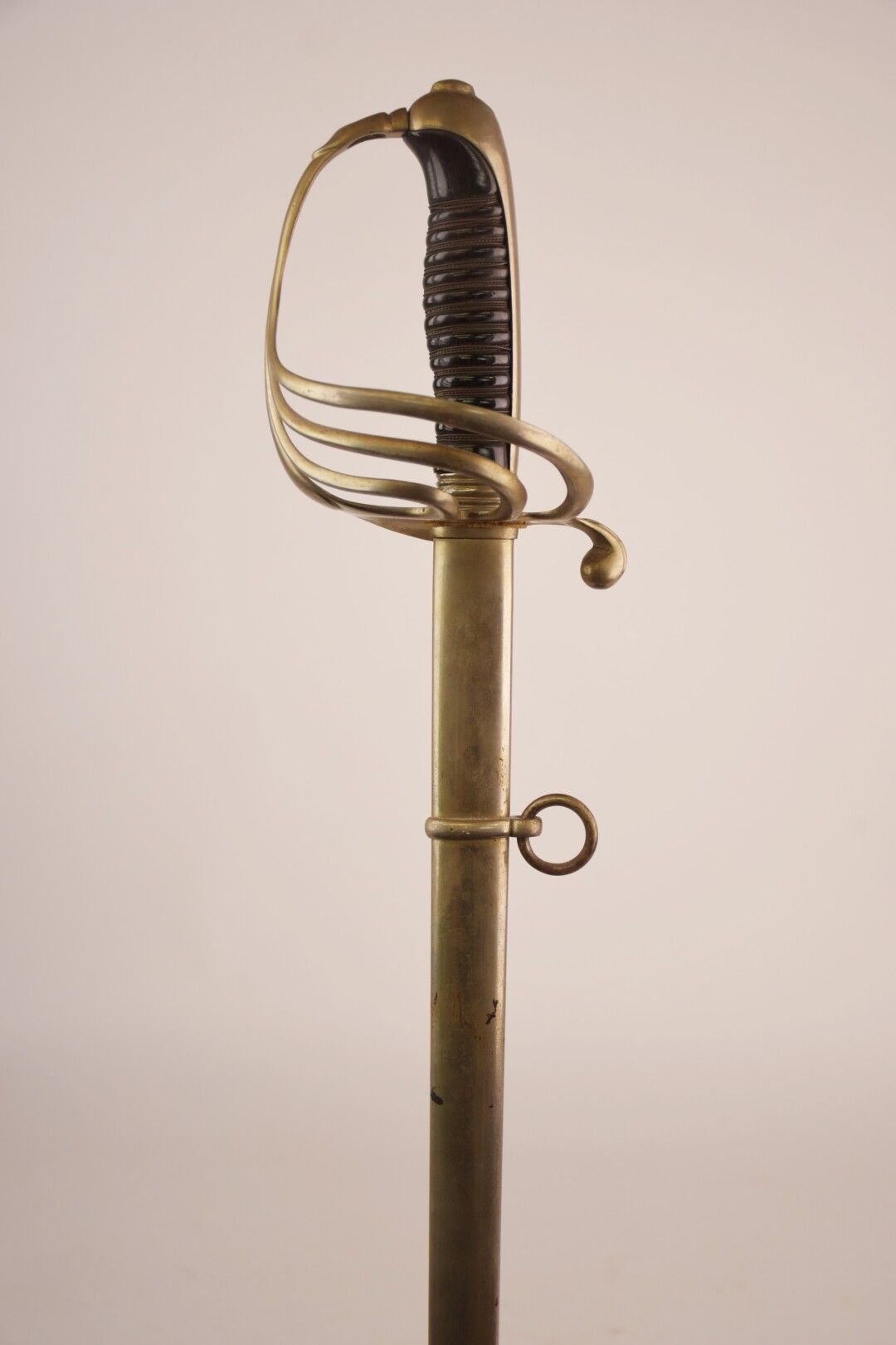 Null 1882型军官军刀，直的透镜状刀身，有简单的喉部，刀跟上有 "COULAUX ET CIE à KLIGENTHAL "的标记，有米色皮革领带。有四只&hellip;