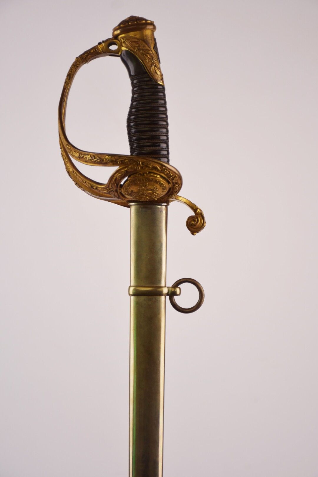 Null 青铜三点式刀柄，装饰有描绘圣乔治战胜恶魔的奖章和橡树叶；奖章上标有 "Georgius servitum patronusé"。承担了一个数字EG。直&hellip;