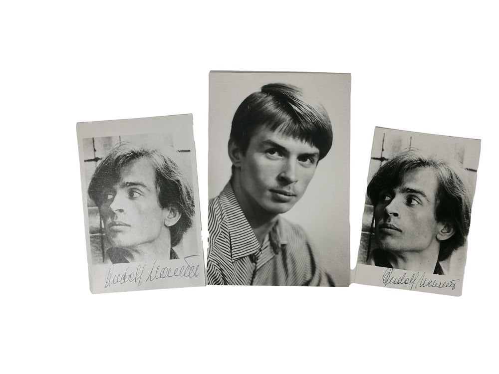 [Rudolf Nureyev (1938-1993)] 包括两张由R. Nureyev签名的照片。黑色和白色的印刷品。



17x11.5厘米。



出处&hellip;