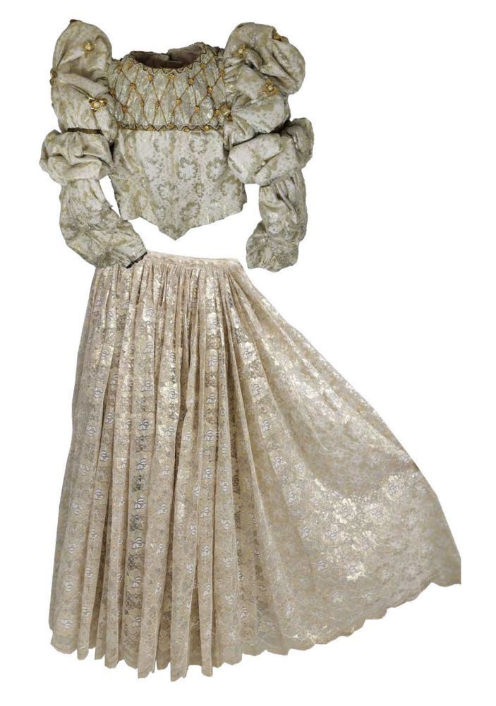 Rudolf Nureyev (1938-1993) 这套服装包括一条白色和金色蕾丝的刺绣长裙；长袖上衣--用金色花瓣装饰的灯笼，中间有人造珍珠；绣有金色花朵和&hellip;