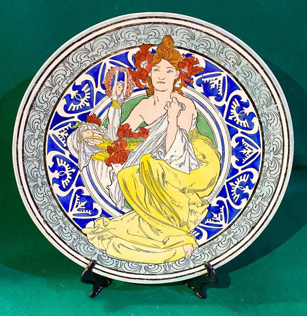 ALPHONSE MUCHA (1860-1939) 瓷盘，1897年



有签名和日期的 "Mucha 97"，背面有出版商的印章



直径：31厘米