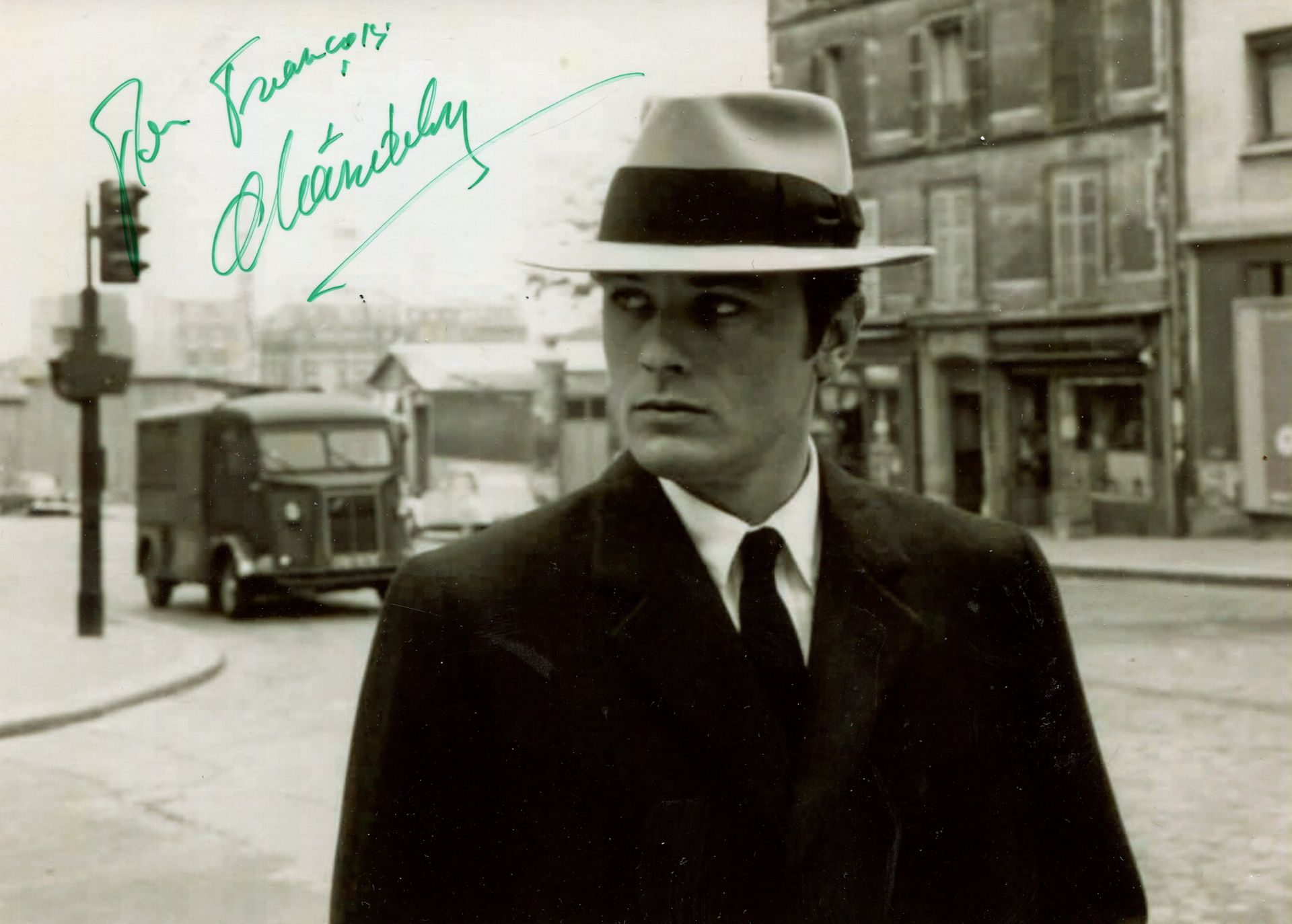 Null DELON ALAIN: (1935- ) 法国演员。签名和题字的7x5照片，画面描绘了年轻的德隆，在户外，在电影场景中摆出半身的姿势。在照片的清晰区&hellip;