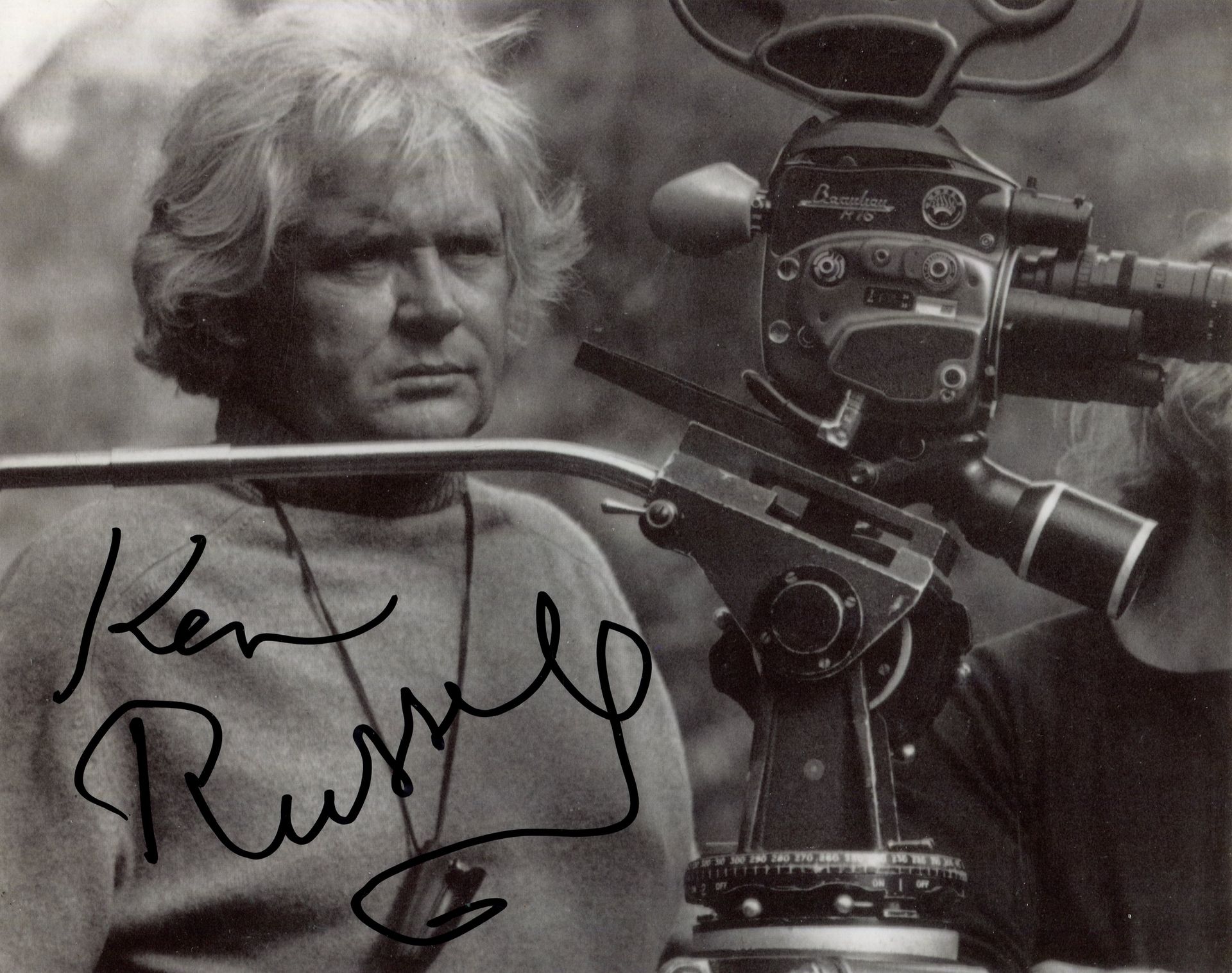 Null RUSSELL KEN: (1927-2011) 英国电影导演。有签名的10x8照片，罗素在他的一部电影的拍摄现场，以半身姿态站在摄像机旁。在照片的一&hellip;