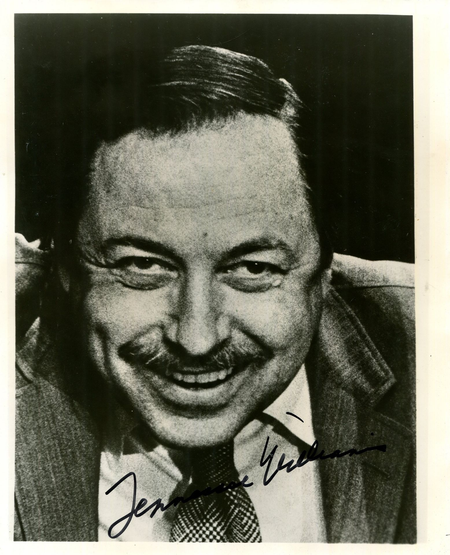 Null 威廉姆斯-田纳西：（1911-1983）美国剧作家。有签名的8x10照片，威廉姆斯以头肩部特写的姿势微笑着。在图像底部一个基本清晰的区域，用粗黑墨水单&hellip;