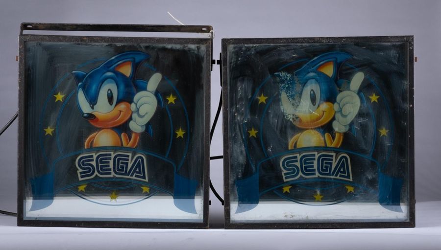 Sega Master Système Sonic Deux enseignes lumineuses Sega illustrant Sonic le doi&hellip;