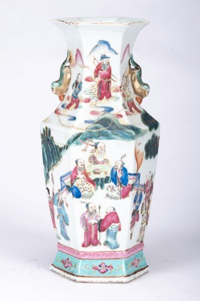CHINE, XIXe Vase cassé et recollé en porcelaine aux émaux de la famille rose, 33&hellip;