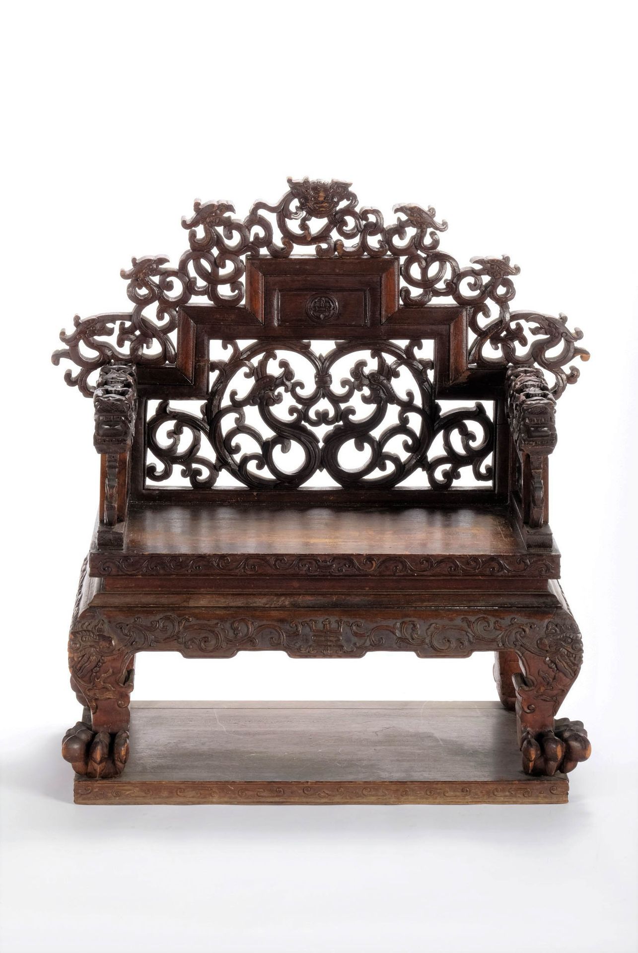Chine (China, 中国), fin Qing 
Un piccolo trono arrhat da bambino decorato con dra&hellip;