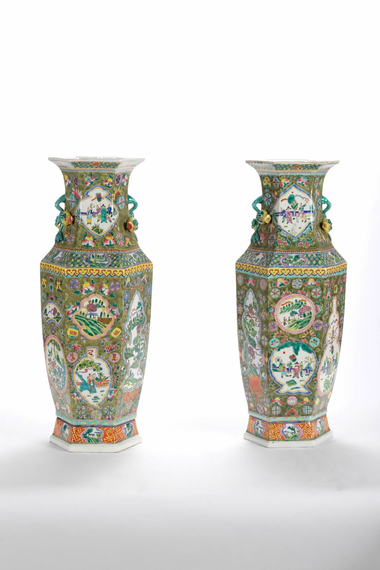 CHINE (CHINA, 中国) 一对六边形的瓷质栏杆花瓶，装饰有粉彩。高63厘米。其中一个花瓶破损后被粘回。