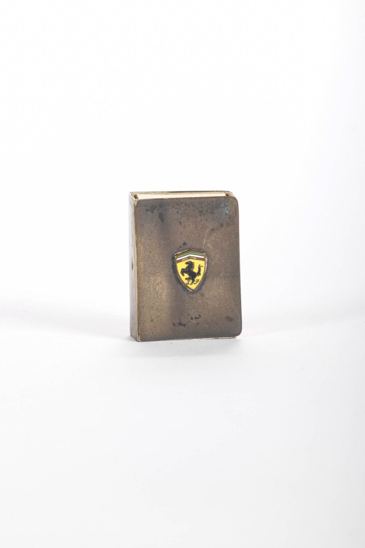 FERRARI Caja de cerillas plateada, logotipo Ferrari en esmalte cloisonné.
