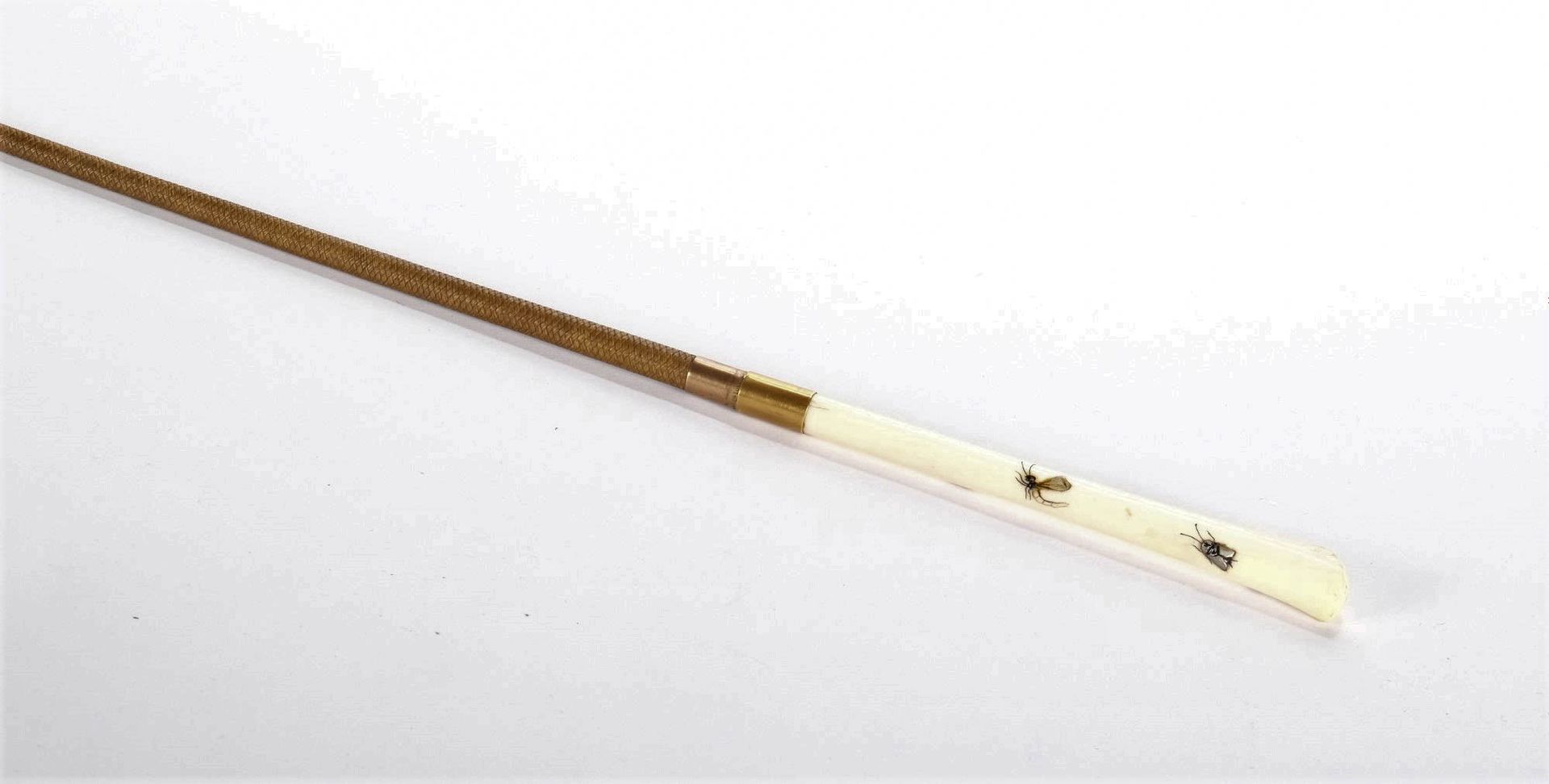 Swaine Adeney Ltd London 鞭子，象牙手柄装饰有珍珠母苍蝇，有标记，长55.5厘米。
